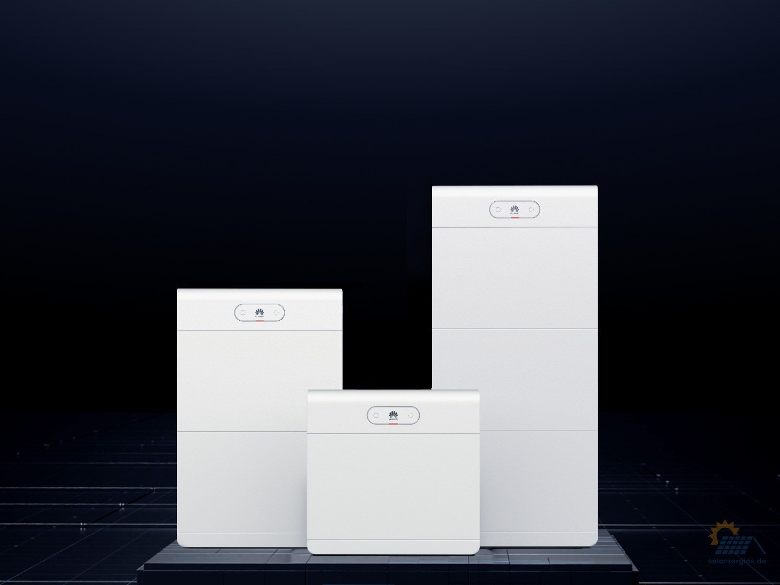 Huawei LUNA2000-S1 Stromspeicher in modularer Säulen-Bauweise, weißes Gehäuse, stehend an einer Wand im Hauswirtschaftsraum.